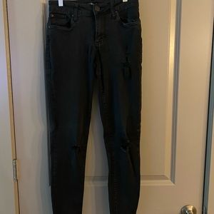 Black jeans with slit in knees